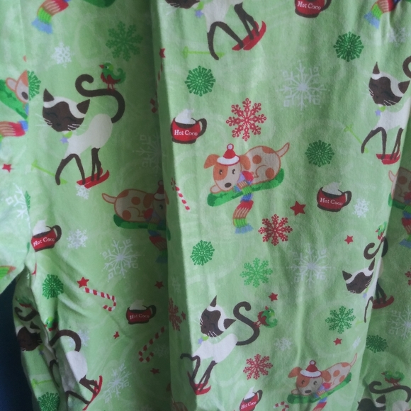 MnJ Women's size XS Christmas Scrub Top L2 - Picture 2 of 4